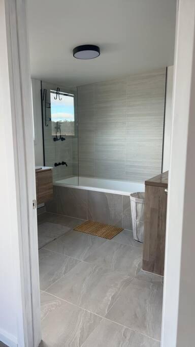 Great Lakes Wilderness Three Bedroom Home Miena エクステリア 写真